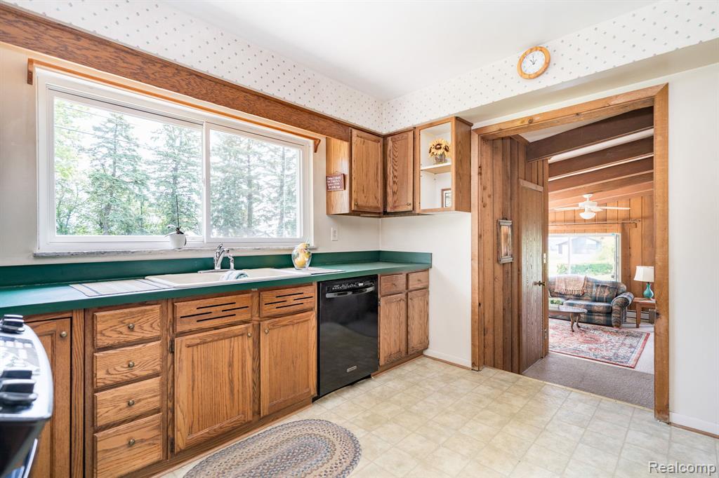 5871 Brewster Road, Rochester Hills, MI 48306 — Photo 25