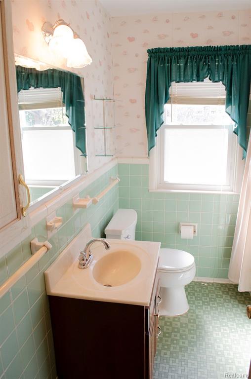 9819 WESTMORE Street, Livonia, MI 48150 — Photo 14
