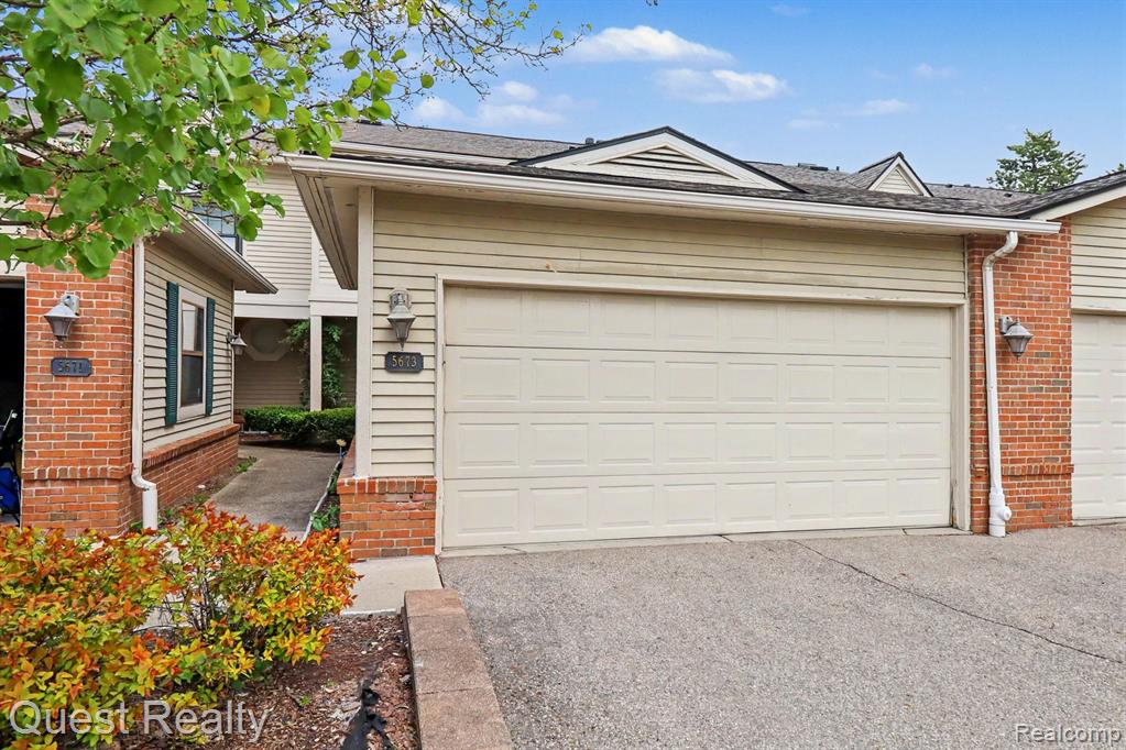 5673 Drake Hollow W Drive W, West Bloomfield, MI — front exterior