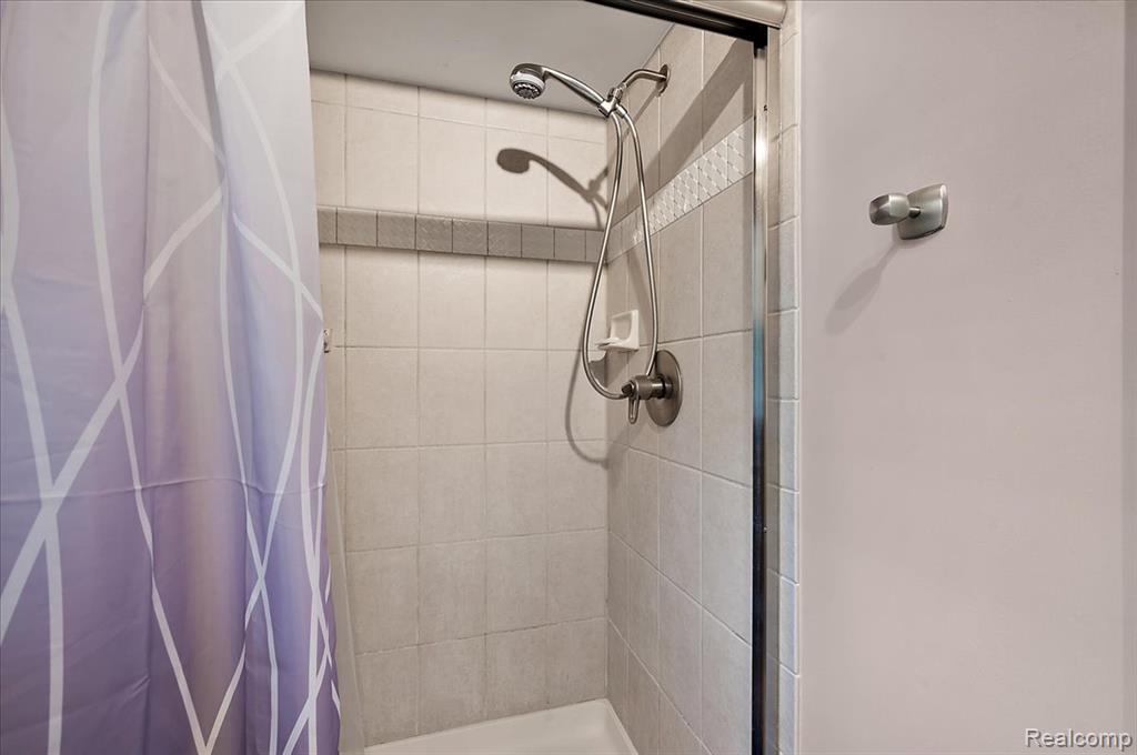 6153 Kiev Street, West Bloomfield, MI 48324 — Photo 25