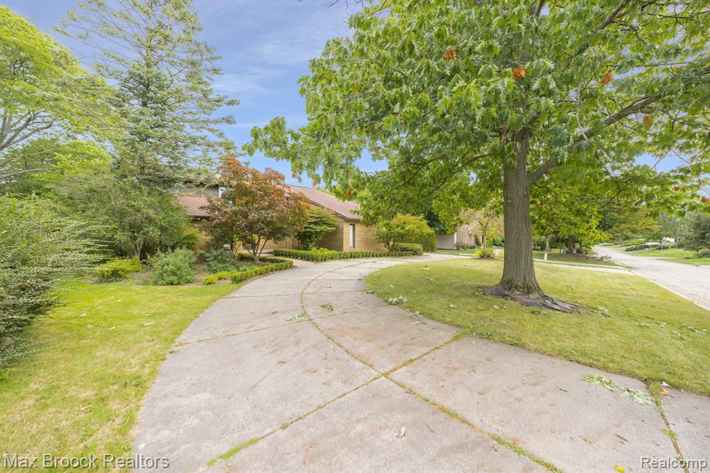 4619 MAURA Lane, West Bloomfield, MI 48323 — Photo 36