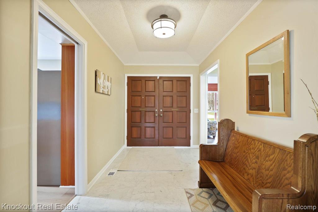 9350 OAKMONT Drive, Grand Blanc, MI 48439 — Photo 8