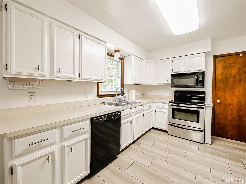 52010 11 Mile Road, South Lyon, MI 48178 — Photo 2