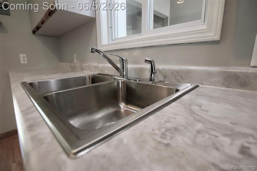7044 Desmond Road, Waterford, MI 48329 — Photo 36