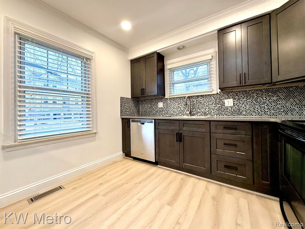 421 GARDENDALE Street, Ferndale, MI 48220 — Photo 10