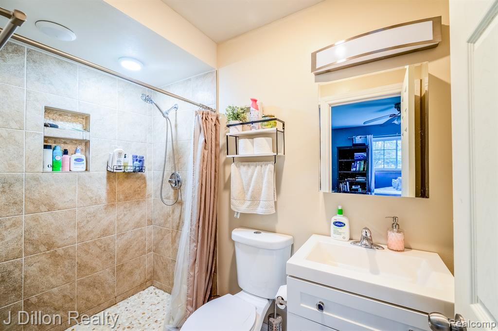 653 E Fox Hills Drive, 49, Bloomfield Hills, MI 48304 — Photo 16