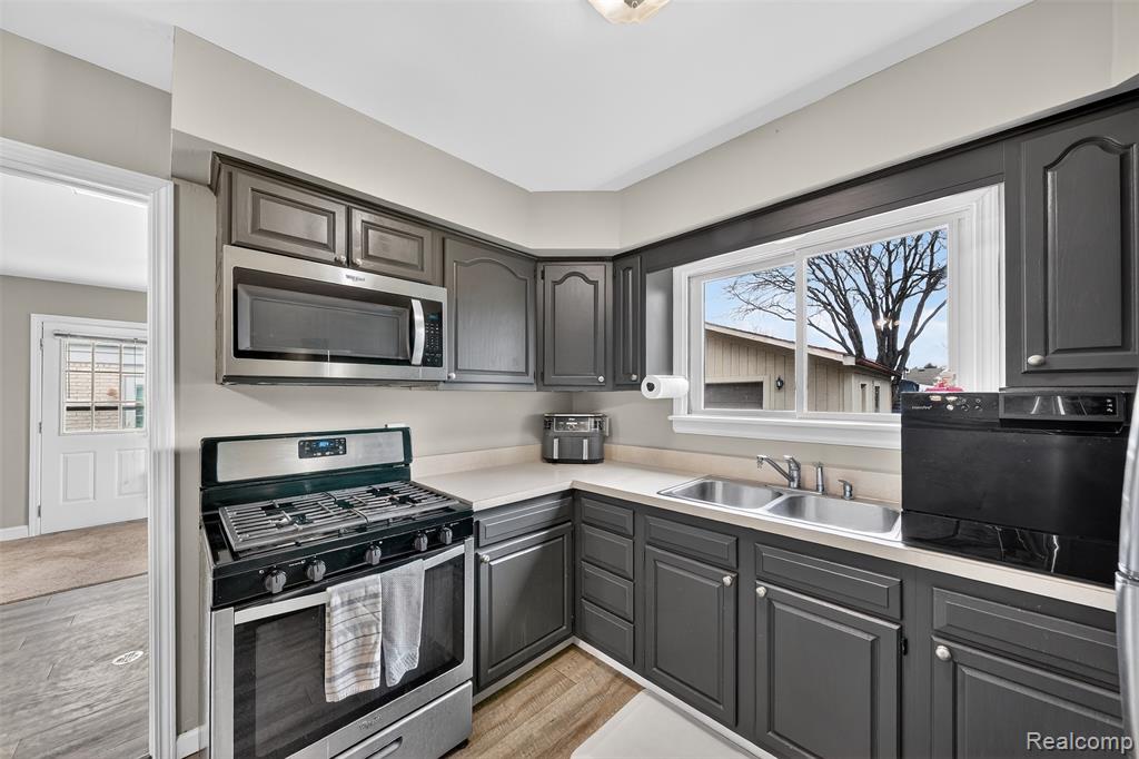 31674 Grove, Fraser, MI 48026 — Photo 14