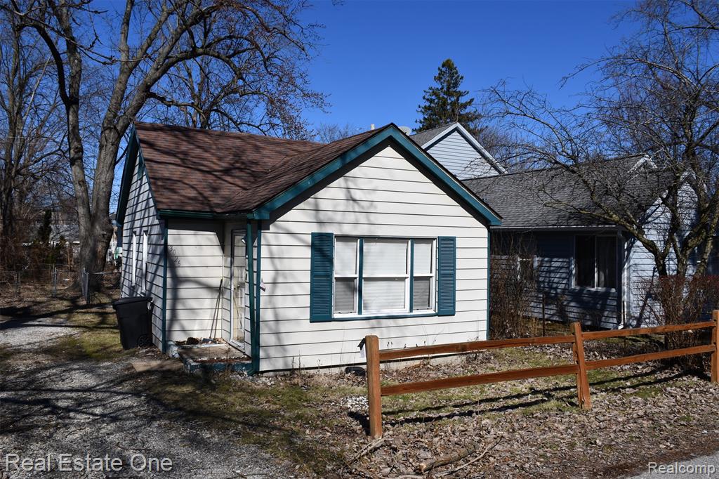 3026 Norcott Drive, Keego Harbor, MI 48320 — Photo 2