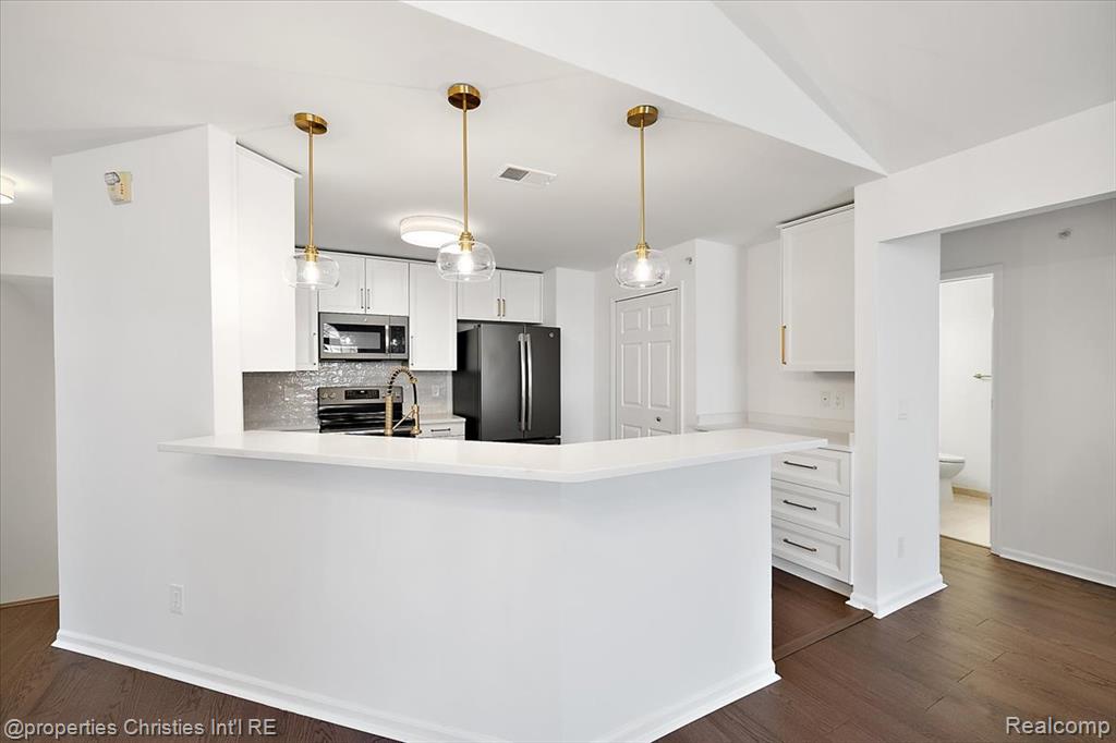 8204 Alexa Drive, Commerce Twp, MI 48390 — Photo 13