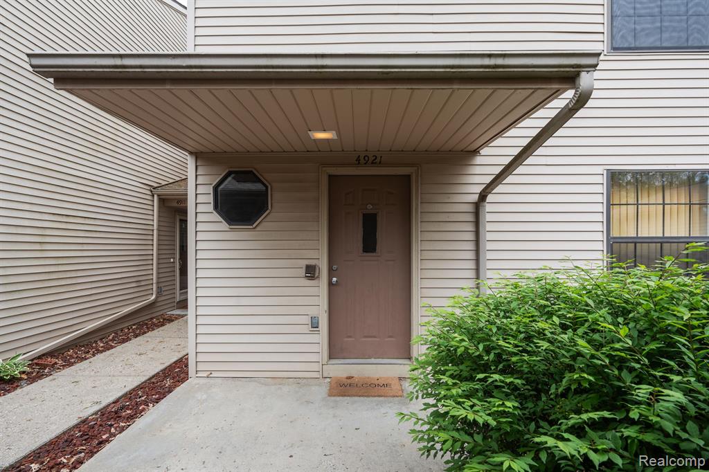 4921 OAK HILL Drive, Waterford, MI — front exterior