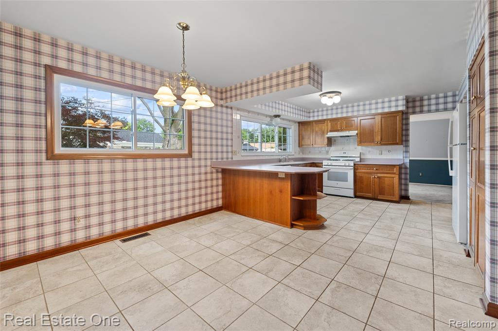 25574 Wilson Drive, Dearborn Heights, MI 48127 — Photo 23