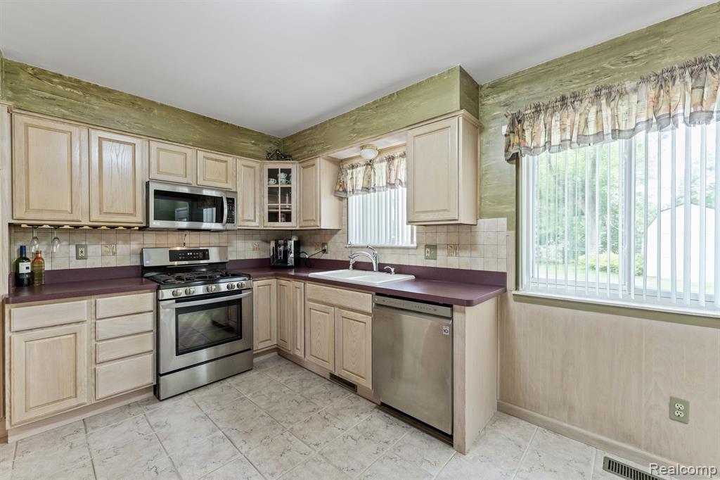 9220 Garden Terrace, Commerce Twp, MI 48382 — Photo 10