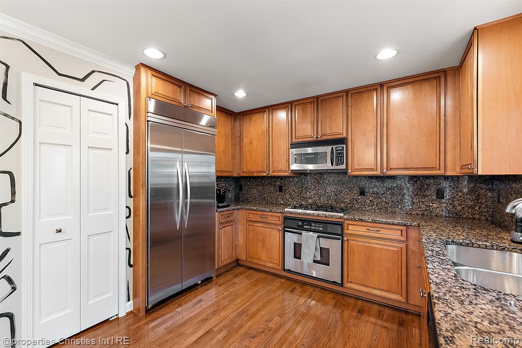 301 JAMES Circle, Royal Oak, MI 48067 — Photo 16