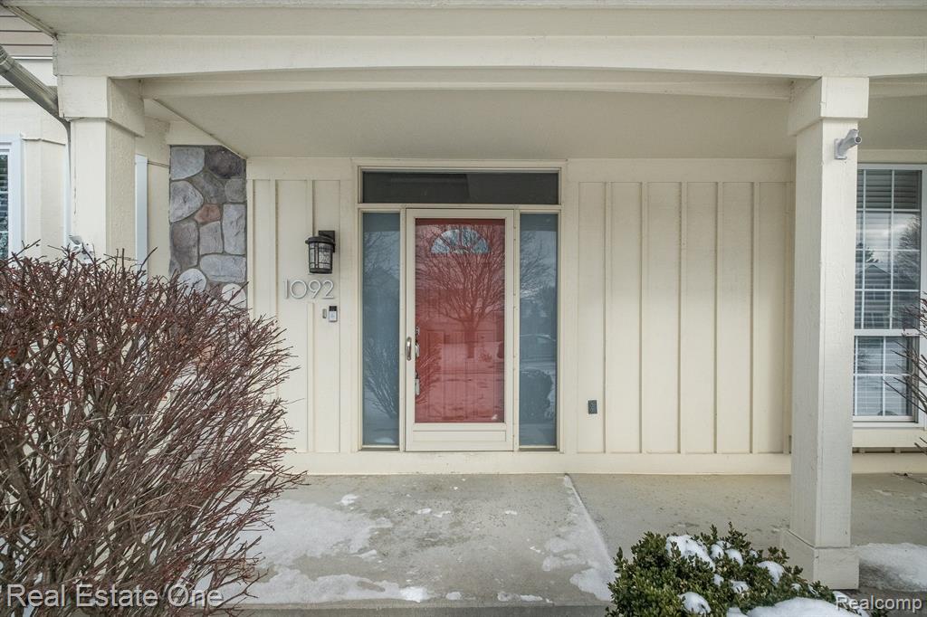 1092 CHESTNUT Lane, South Lyon, MI 48178 — Photo 4