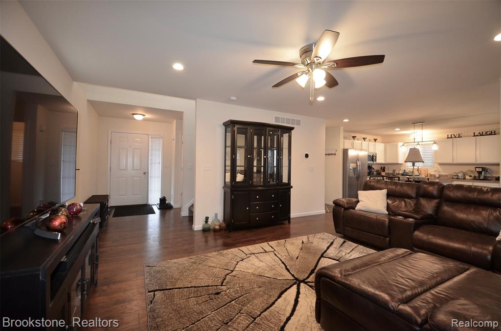 350 Fountain Park Drive, Waterford, MI 48327 — Photo 17