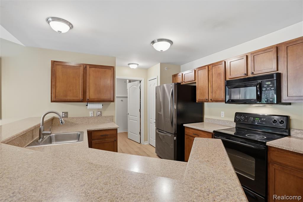 320 N Wixom Road, 30, Wixom, MI 48393 — Photo 12