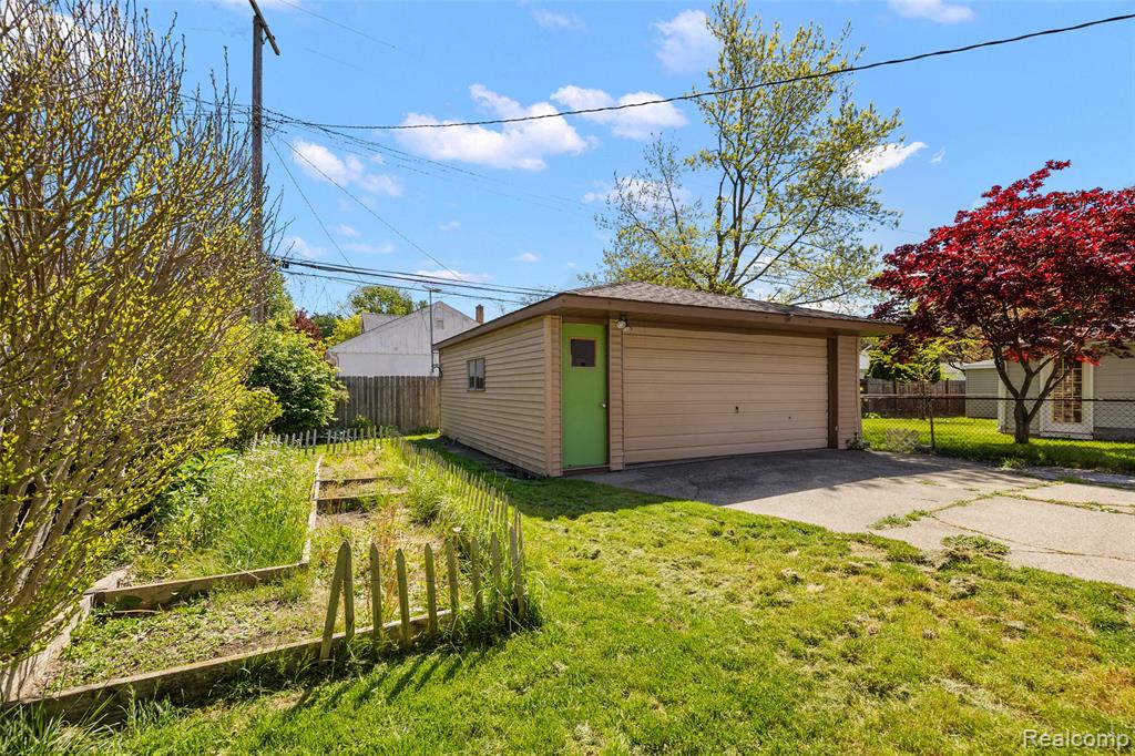637 S Edgeworth Avenue, Royal Oak, MI 48067 — Photo 42
