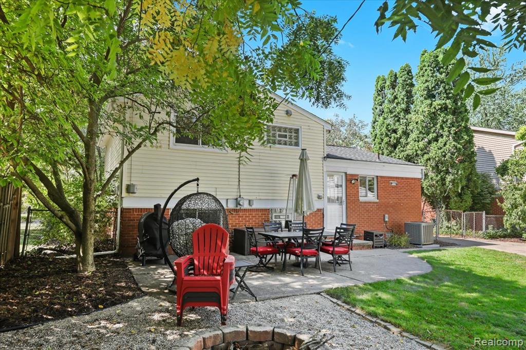 555 Lindsay Drive, Plymouth, MI 48170 — Photo 24