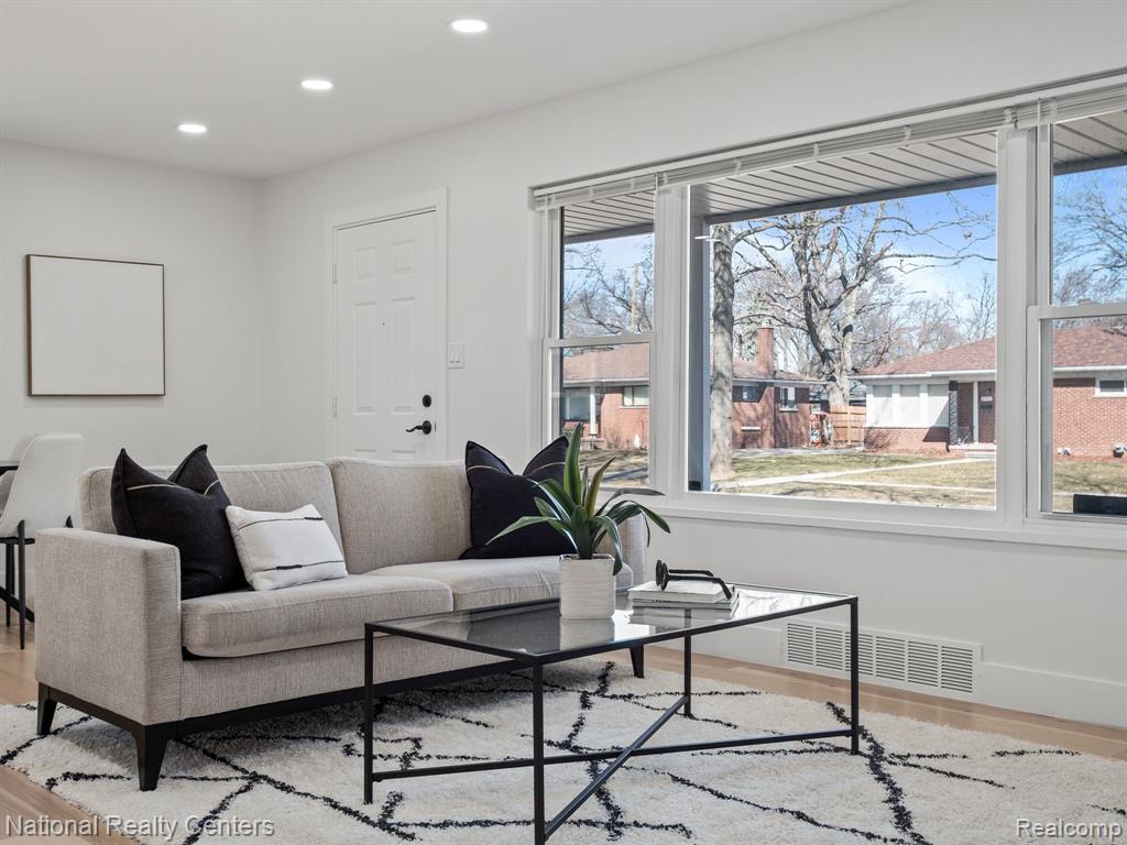 8875 KENBERTON Drive, Oak Park, MI 48237 — Photo 9