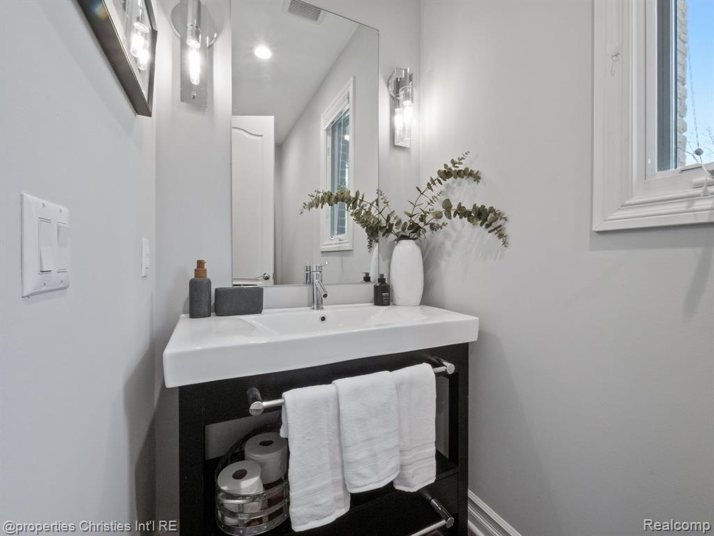 920 SOUTHDOWN Road, Bloomfield Hills, MI 48304 — Photo 19