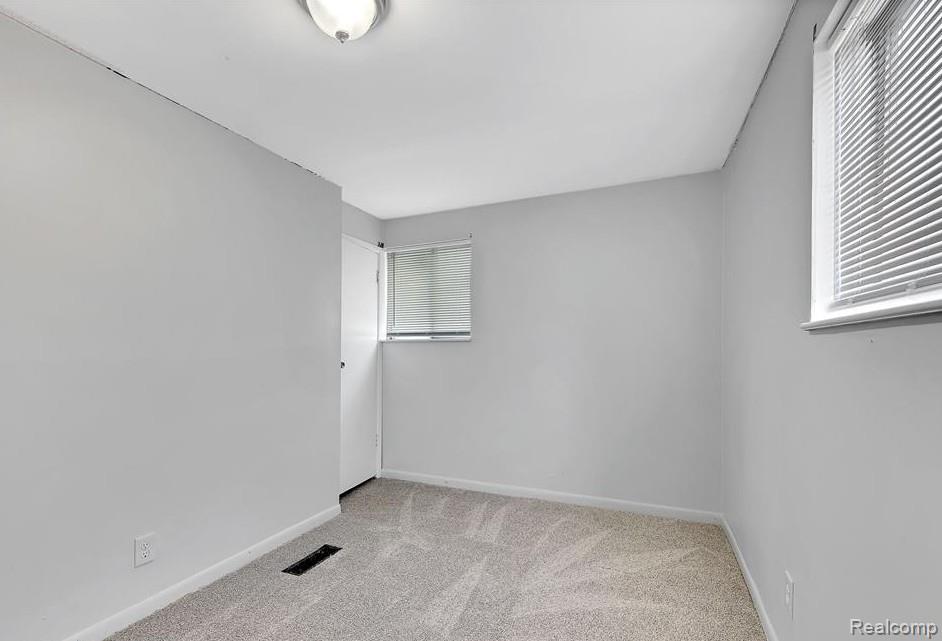 6431 Centralia Street, Dearborn Heights, MI 48127 — Photo 9