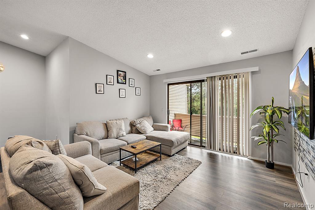 6660 RIDGEFIELD Circle, Unit #204, West Bloomfield, MI — Photo 3