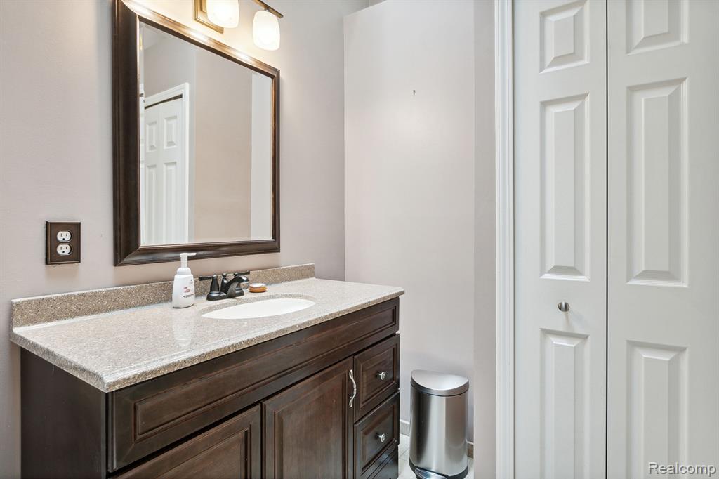 22040 EDGEWATER, Novi, MI — Photo 33