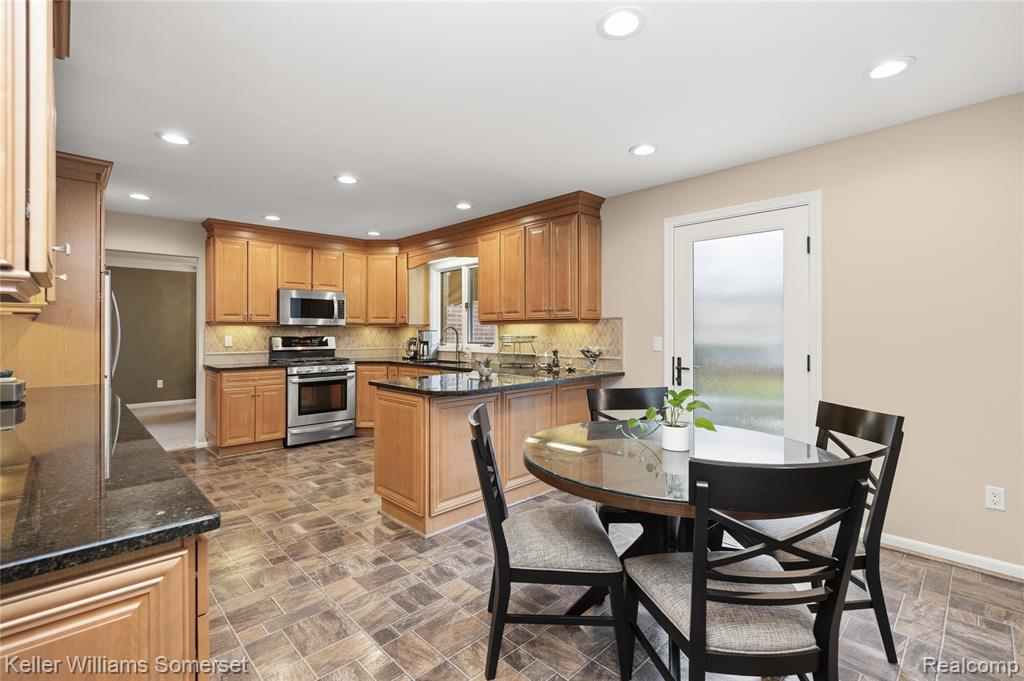 447 Antoinette Drive, Rochester Hills, MI 48309 — Photo 19