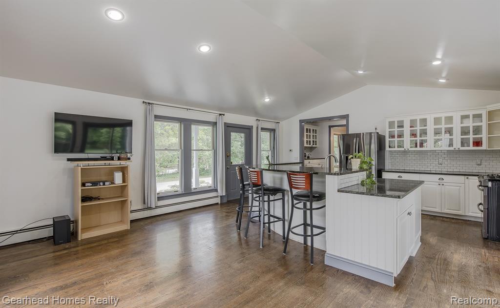 6296 Elizabeth Lake Road, Waterford, MI 48327 — Photo 17