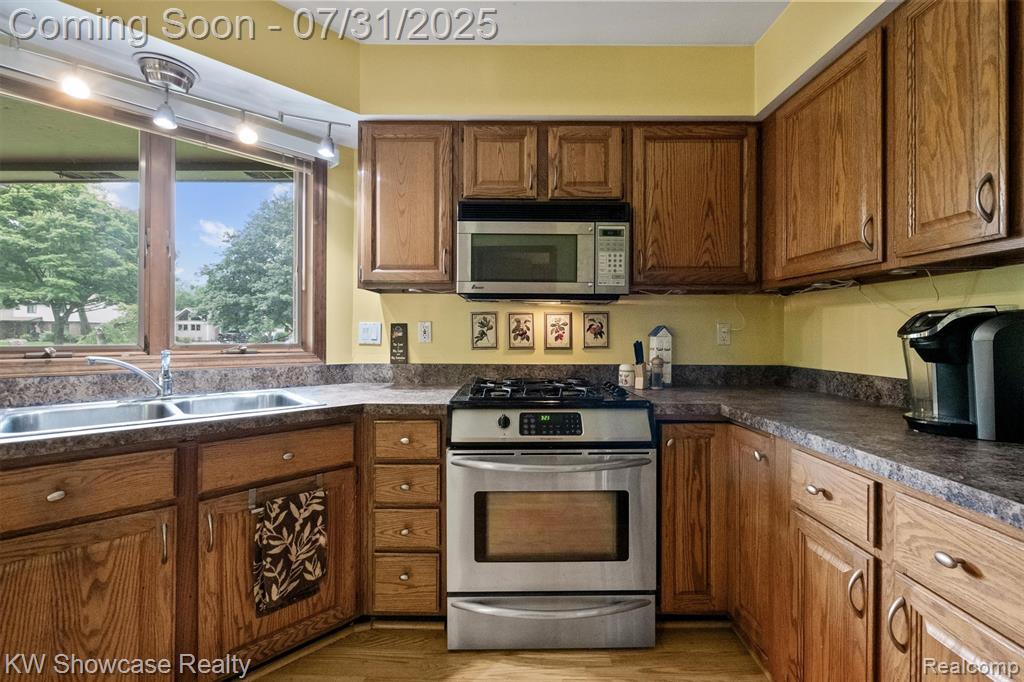 9523 Chaumont Drive, Commerce Twp, MI 48382 — Photo 6