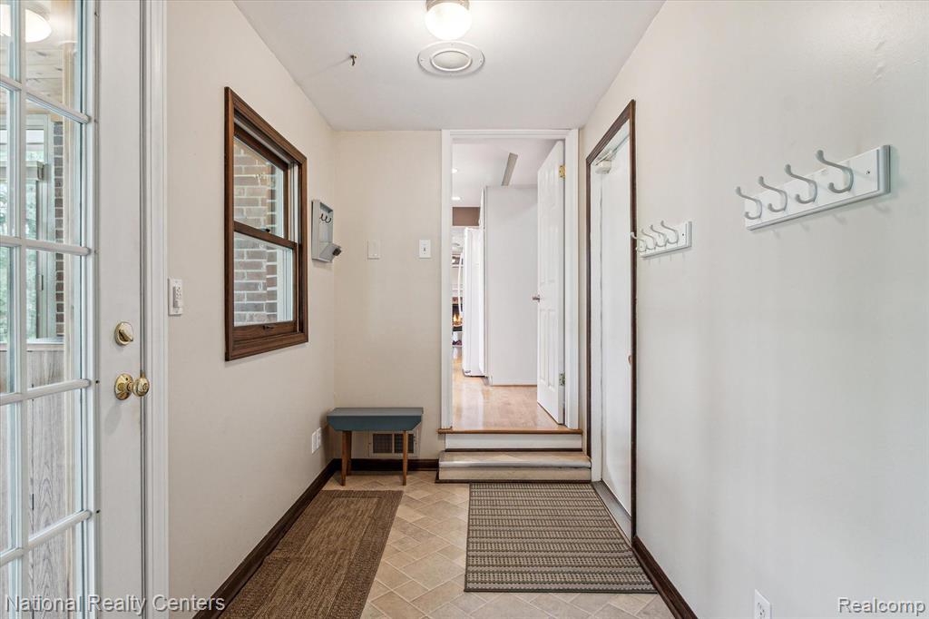 42372 COTSWOLD Court, Northville, MI 48168 — Photo 23