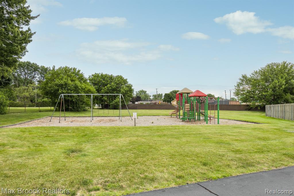 10020 ALLEN POINTE Drive N, 10020, Allen Park, MI 48101 — Photo 30