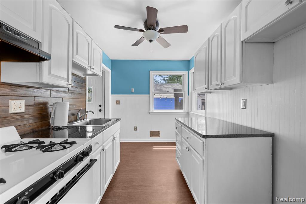 536 E Barrett Avenue, Madison Heights, MI 48071 — Photo 12
