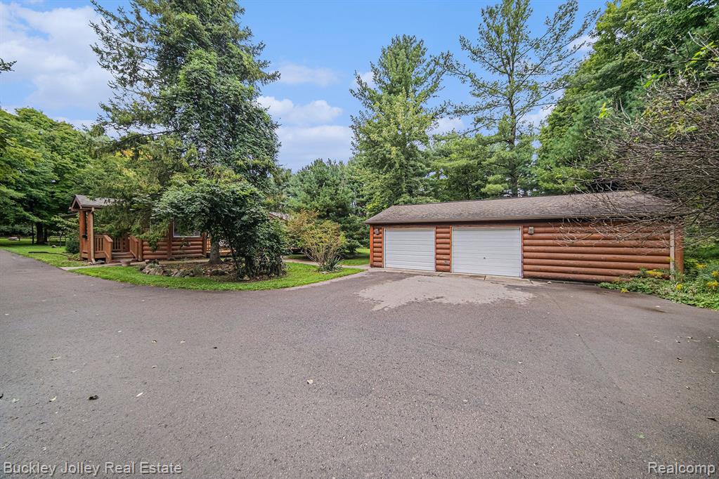 9515 MEADOW Lane, Pinckney, MI 48169 — Photo 24