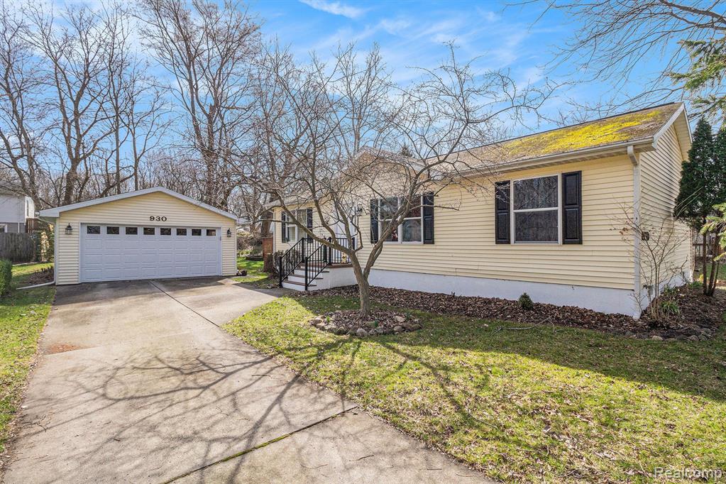 930 N EAST Street, Fenton, MI 48430 — Photo 3