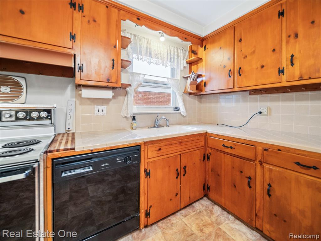 8157 Gary Avenue, Westland, MI — Photo 9