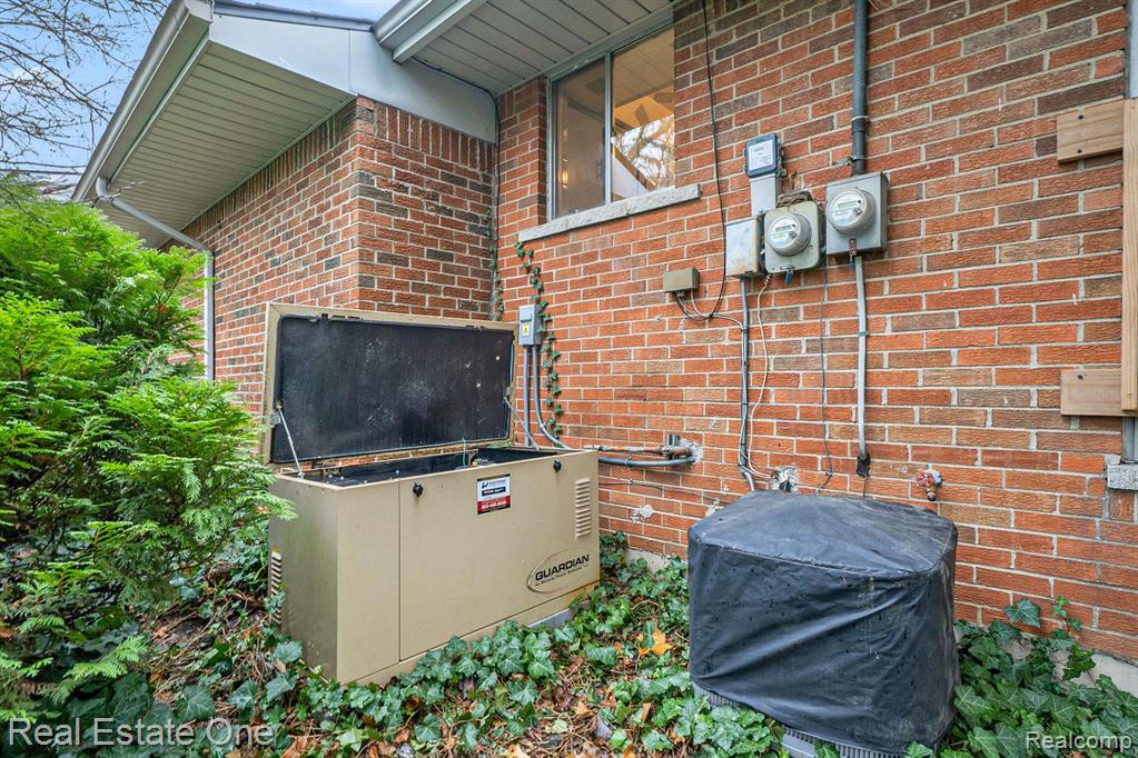 926 BYRON Drive, Milford, MI 48381 — Photo 20