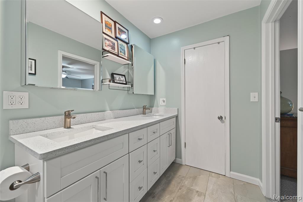3960 Kings Point Drive, Troy, MI 48083 — Photo 17