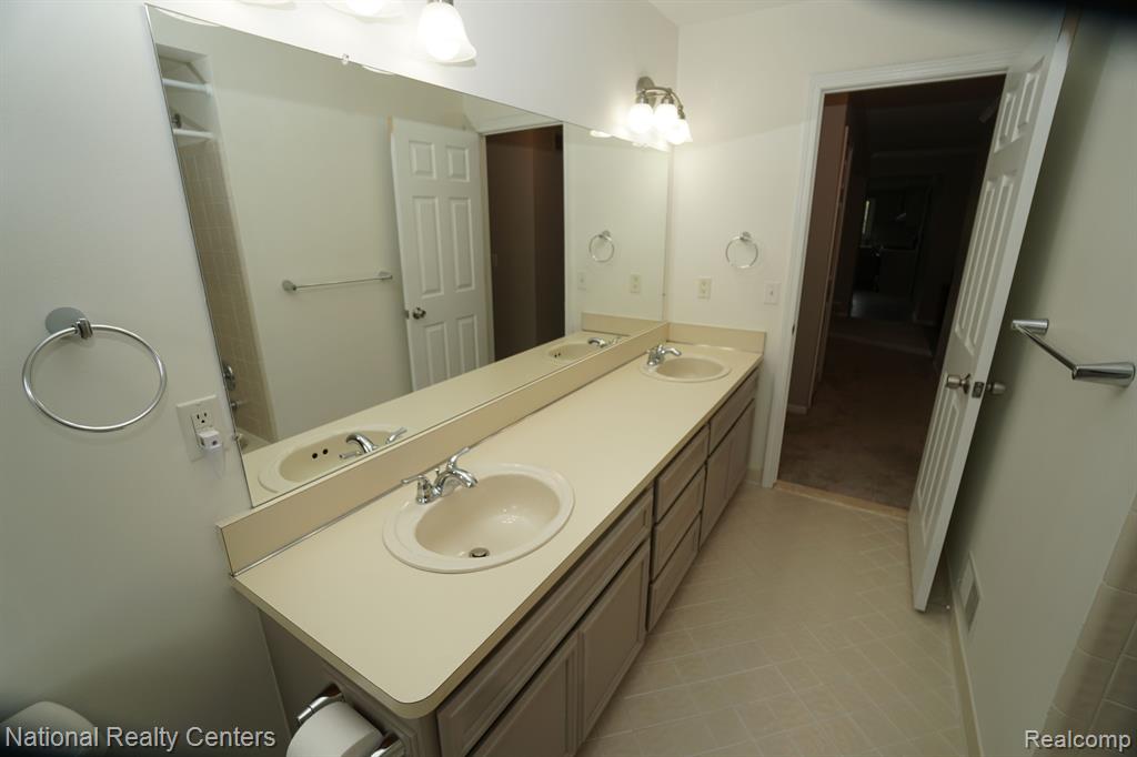 441 SANDALWOOD Drive, Rochester Hills, MI 48307 — Photo 20