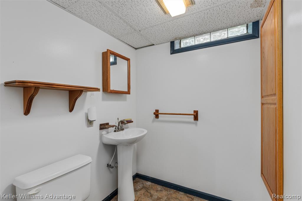 6927 Apache Trail, Westland, MI — Photo 18