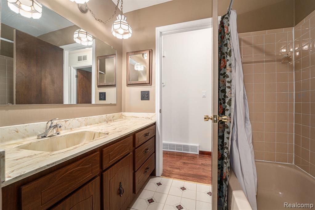 8231 Doncaster Drive, Sterling Heights, MI 48312 — Photo 27