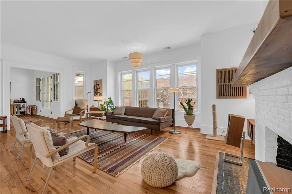 615 W Hancock Street - Photo 2