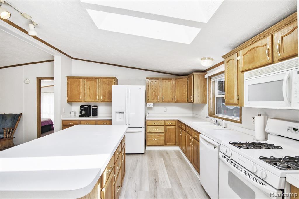 917 E HOADLEY Street, MI 49802 — Photo 9
