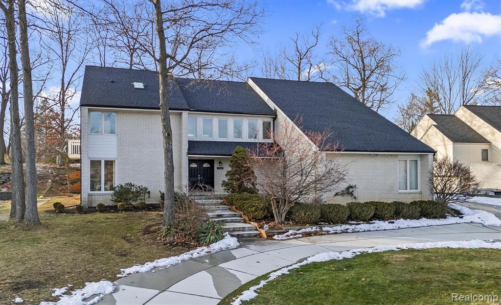 5322 Pond Bluff Drive, West Bloomfield, MI 48323 — front exterior
