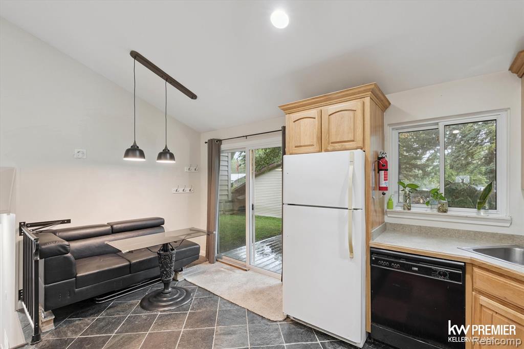 4810 Hobson Avenue, Waterford, MI 48328 — Photo 6