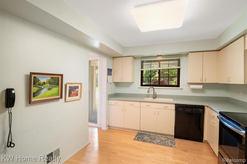 29691 Pine Ridge Circle, Farmington Hills, MI 48331 — Photo 6