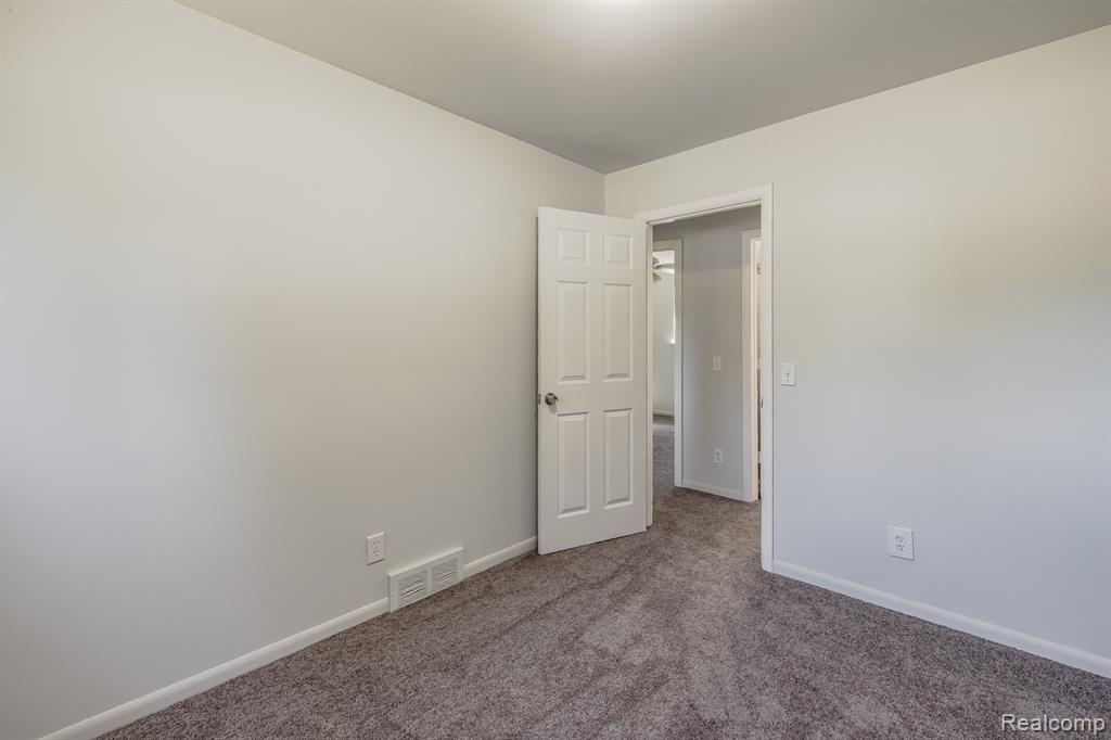 5357 Farm Road, Waterford, MI 48327 — Photo 25