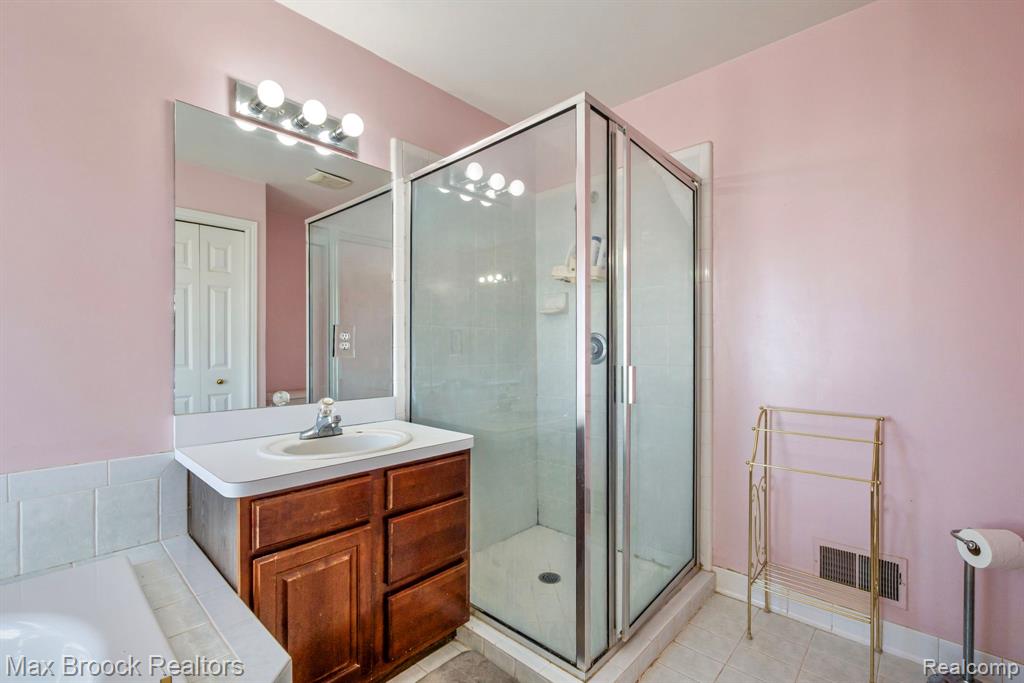 41704 Clinton Pines Drive, Clinton Twp, MI 48038 — Photo 29
