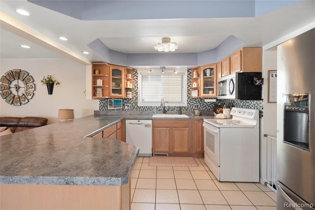 43818 Palisades Drive, Canton, MI 48187 — Photo 8