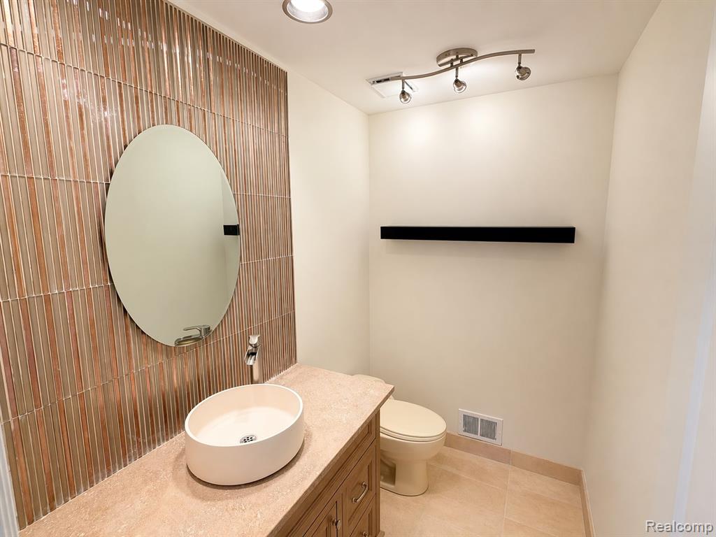 5525 Woodland Court, West Bloomfield, MI — Photo 31